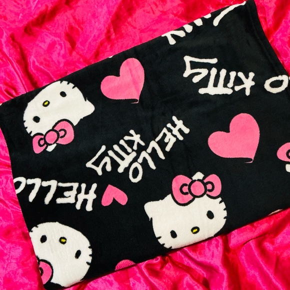 Hello Kitty Accessories - Hello Kitty X Forever 21 Blanket 🩷